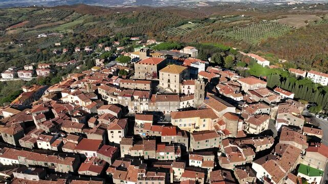 Il borgo medievale di Manciano nella Maremma Toscana, Italia.
Vista aerea di Manciano, meta turistica delle colline toscane.