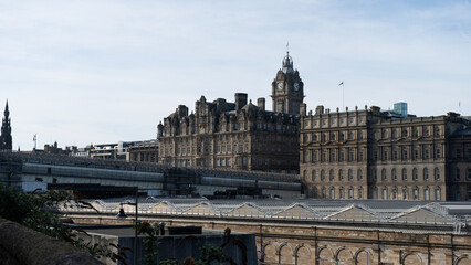 Naklejka premium Balmoral hotel overlooking waverley station in edinburgh, scotland