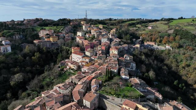il borgo di Scansano famoso per il vino Morellino. Toscana. Italia. 
Vista aerea panoramica della citt&agrave; di Scansano in Toscana, circondata dalle vigne del Morellino di Scansano. 