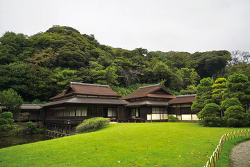 日本の横浜市にある三溪園の日本家屋と庭園の芝