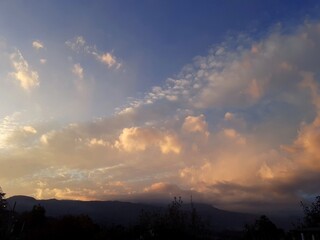 Le nuvole dorate del tramonto.