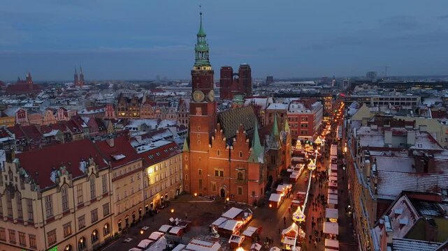 Jarmark Bożonarodzeniowy we Wrocławiu w zimowej szacie. 