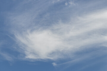 Obraz premium Serene sky with wispy clouds creating a tranquil atmosphere