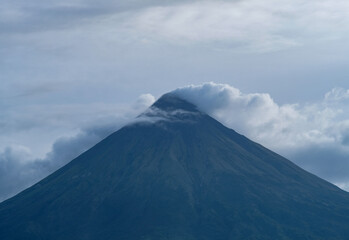 Fototapeta premium Mayon Volcano in Albay emitting steam.