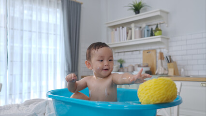When parents gives the baby a bath, he enjoys it