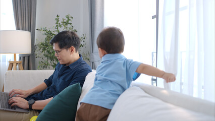 Obraz premium Father and son play together after dad comes home from work