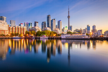 Obraz premium Toronto, Ontario, Canada Cityscape on Lake Ontario at Twilight