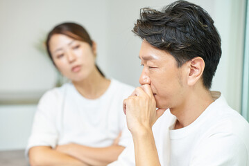 夫を疑う妻と疑惑を向けられる夫