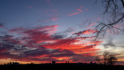 Obraz premium Red clouds over the city at sunset.