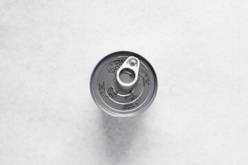 Obraz premium Overhead view of an unopened with instructions for opening it 