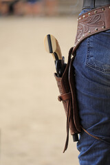 almería poblado del oeste vaquero zurdo preparado para hacer un duelo con la pistola en la...