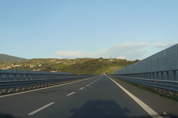 Fototapeta premium A highway that runs through the mountains and offers magnificent views of the mountain peaks.