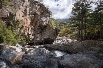 Felslandschaft mit Wasserfällen im Wald von Vizzavona, Korsika