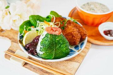 青菜のおにぎりとササミチーズカツ