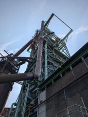 Stillgelegtes Stahlwerk unter blauem Himmel