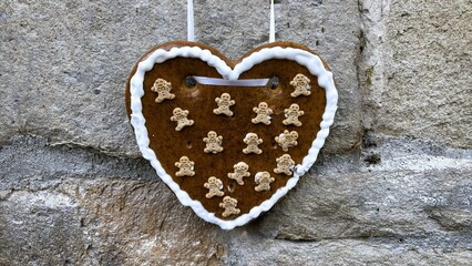 Lebkuchenherz mit kleinen Figuren