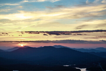 Obraz premium Various stages of the sunset over Lake Hiawassee from the summit of Bell Rock Mountain in Hiawassee, Georgia
