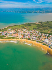 Imagem aérea da praia de Castelhanos em um dia ensolarado. Areias brancas, mar calmo e piscinas naturais.