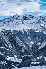 Obraz premium Winter snow landscape of a valley in the high alpine mountains of Switzerland
