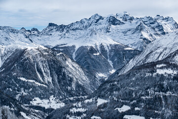 Obraz premium Winter snow landscape of a valley in the high alpine mountains of Switzerland