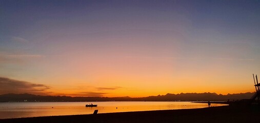 Obraz premium Sunset with beautiful colors by the sea and marina