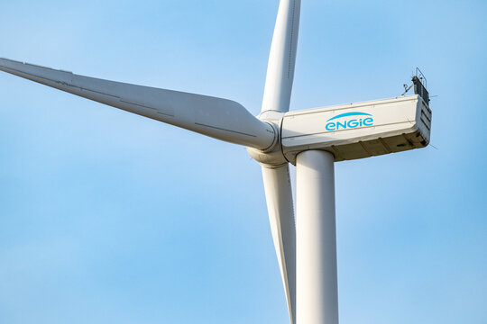Parc &eacute;olien. Eolienne du fabricant Engie. Nacelle avec logo