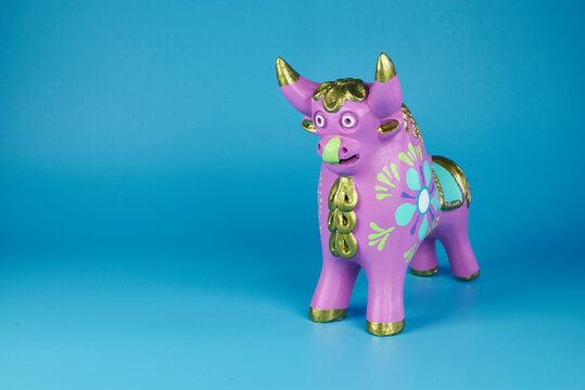 Crafts from Pucar&aacute;, located north of the city of Puno in Peru, they are called "Toritos de Pucar&aacute;"