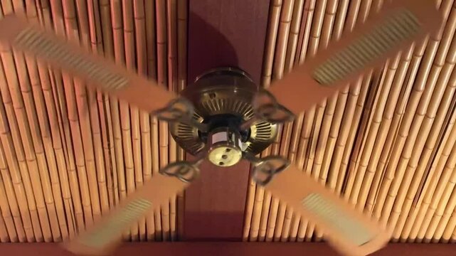 竹の天井に取り付けられたシーリングファンが回るシーン
