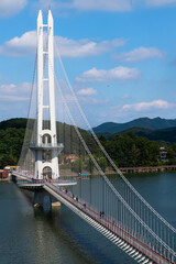 Obraz premium suspension bridge on the lake
