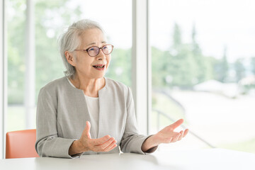 インタビューを受けるシニア・高齢者の女性（アクティブシニア）
