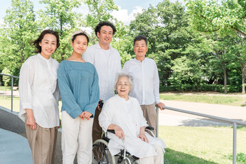 病院・介護施設に来た三世代家族・ファミリー
