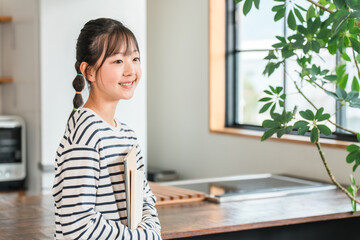 家で本・教科書を持つ子供・小学生・中学生・高校生

