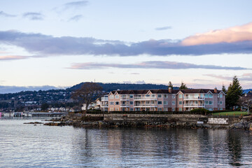 Obraz premium Scenic Sunrise Over Coastal Homes in Sidney, Vancouver Island, Canada