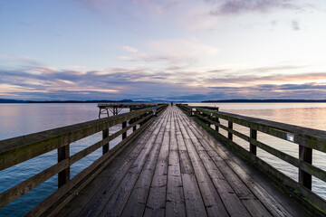 Obraz premium Scenic Sunrise Over Wooden Pier in Downtown Sidney, Vancouver Island, Canada