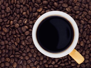 컵에 담긴 커피와 볶은 커피콩