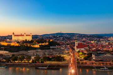 Obraz premium View of Bratislava castle, old town and the Danube river from observation deck the bridge in Bratislava, Slovakia at night