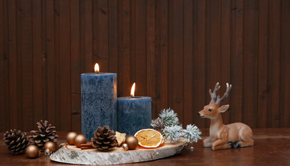 Romantische Advent und Weihnachtsdekoration: Brennende Kerzen mit Weihnachtskugeln und einem Hirsch...