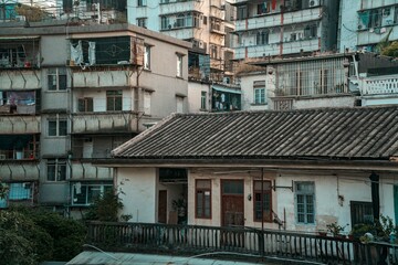 Urban Contrast A Deep Dive into Traditional vs Modern Architecture in a Busy City