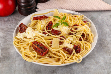 Italian spaghetti with stracciatella and tomato