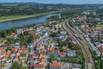 Die niederbayerische Stadt Vilshofen an der Donau von oben