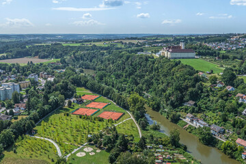 Die niederbayerische Stadt Vilshofen an der Donau von oben