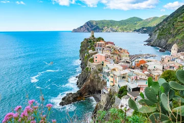 Fototapete Ligurien Colorful houses perched along the rocky cliffs of Vernazza Italy while waves lap gently at the shore. The breathtaking landscape of Cinque Terre showcases nature's beauty in Italy's Liguria region.  © Fokke Baarssen