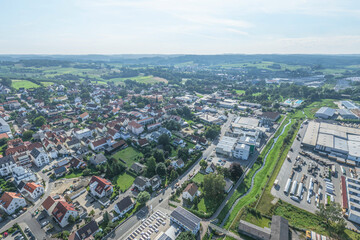 Die Marktgemeinde Wolnzach in Oberbayern im Luftbild