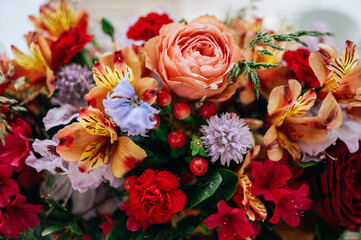 Ein prachtvoller Blumenstrauß mit einer Vielfalt an Blumen in kräftigen Farben wie Rot, Orange, Lila und Gelb. 