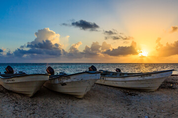 Obraz premium Three boats are sitting on the beach, one of which is labeled 