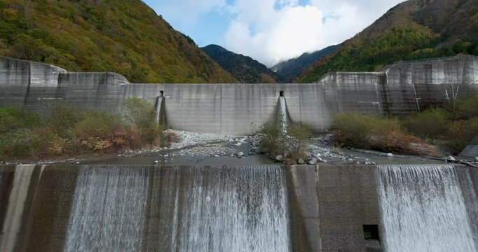 中央アルプスにある土石流を防ぐ大きな砂防堰堤