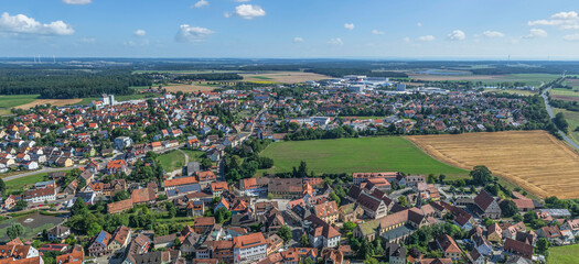 Die mittelfränkische Kleinstadt Heilsbronn in der Metrpolregion Nürnberg von oben