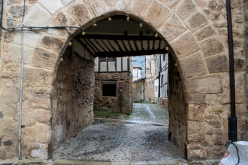 Calle rurales con casas de Poza de la Sal, Burgos