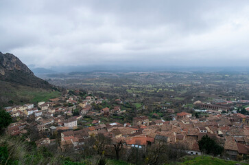 Obraz premium Panorámica aérea del pueblo Poza de la Sal (Burgos) un día nublado 