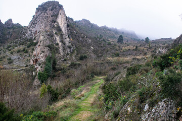 Paisaje de montaña de caliza con caminos un día nublado de Poza de la Sal, Burgos